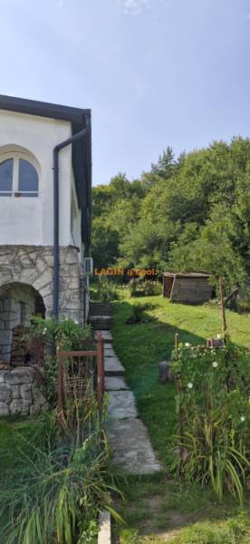 Stone house with natural surroundings and a garden in the town of Hollóháza, 2-room apartment with green landscape.