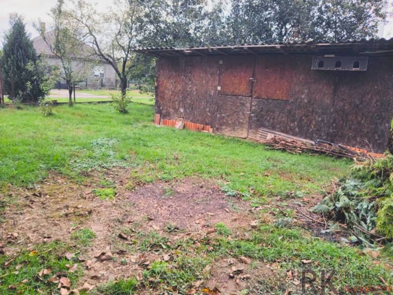 A garden on a plot in Göncruszka, suitable for living, with a storage and greenery.
