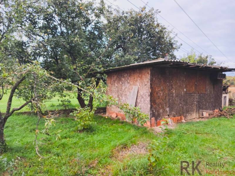 Small wooden structure in the garden with lush greenery in Göncruszka, plots - housing.