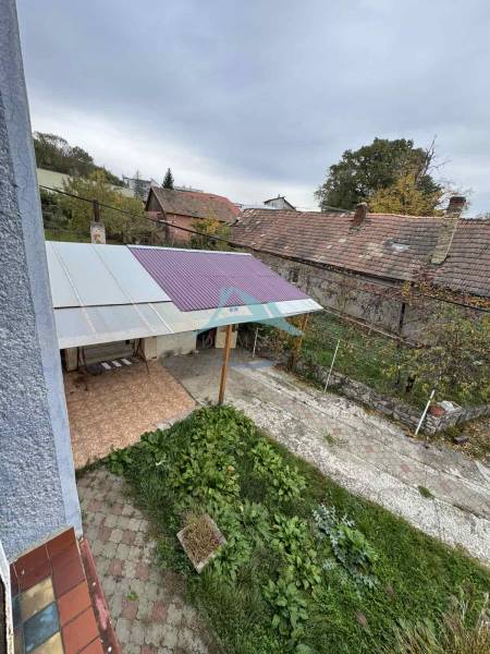 A family house on Gaštanová Street in Vinica with a yard, shelter, and greenery.
