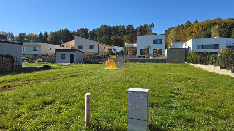 Plots - living in Kováčová, with a view of modern houses and a green environment.
