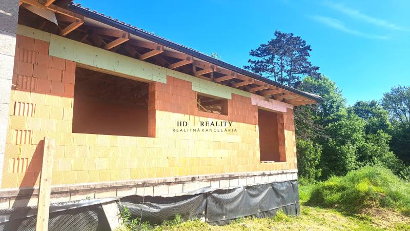 Construction of a family house in Hokovce with a masonry structure in a natural environment.