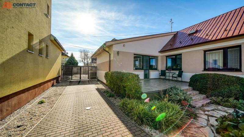 The family house on Južná Street in Veľké Orvište has a terrace with a garden.