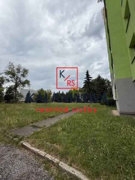 Green apartment building and grassy area on Lesnícka Street in Košice, Západ district, 4-room apartment.