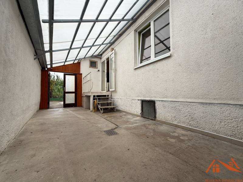 Family house on Jilemnického in Dvory nad Žitavou. Covered entrance area with a concrete floor.