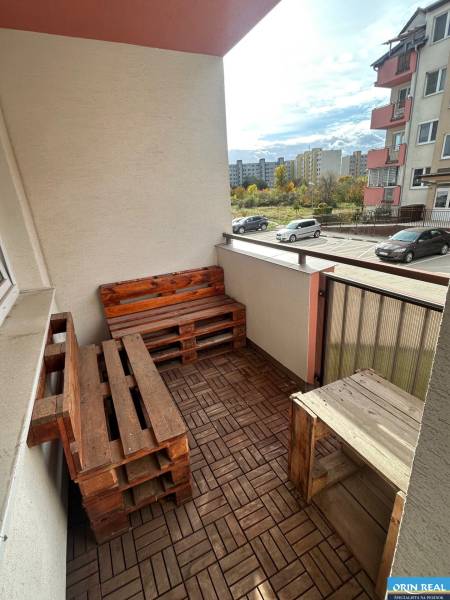 The balcony of a 2-room apartment on Dona Sandtner Street in Pezinok with wooden furniture.