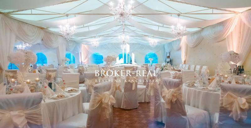 Luxury wedding hall with elegant decor in hotels and guesthouses, floor with wooden decor.