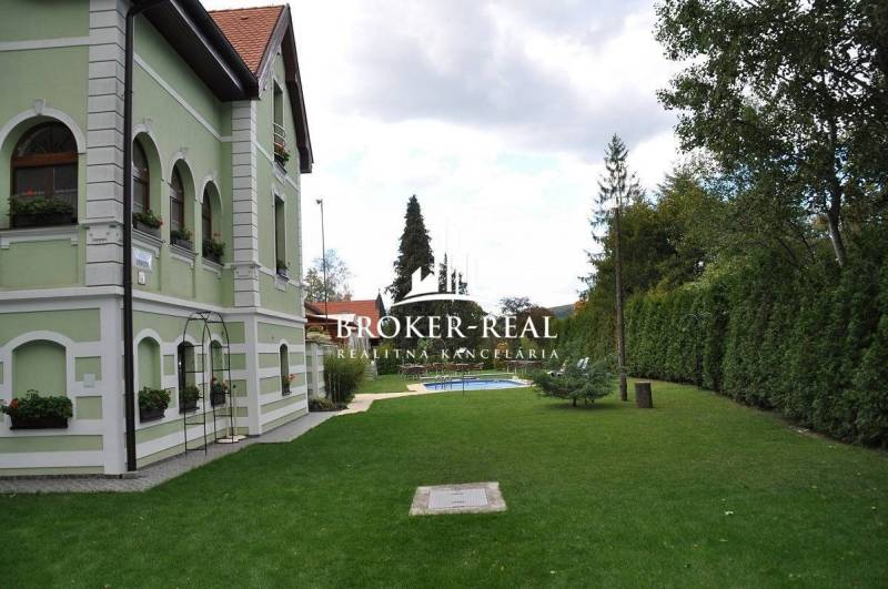 Garden with a pool near a historical building in Košice – Sever, Hotels and guesthouses.