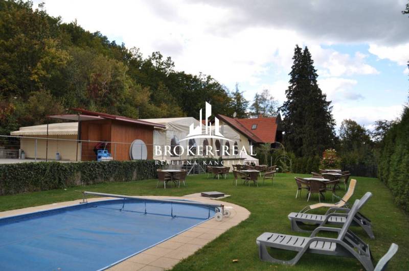 Garden with a pool and terrace in a hotel and guesthouses in Košice - North.