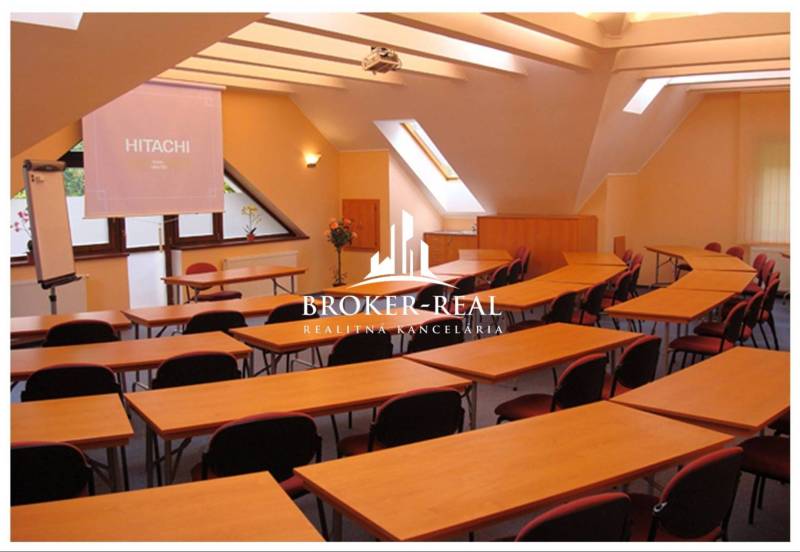 Training rooms with projection equipment, furnished with tables and chairs.