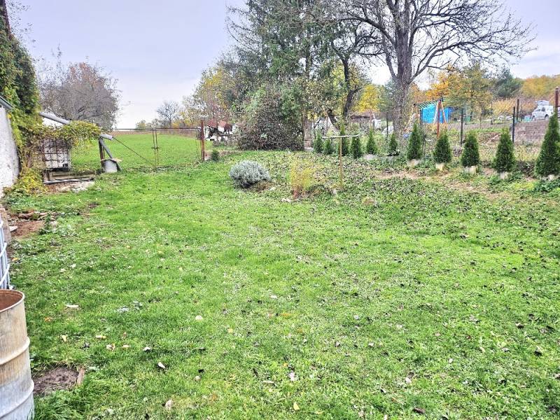 Garden at a family house on Cuklasovce Street in Veľké Držkovce with a lawn and trees.