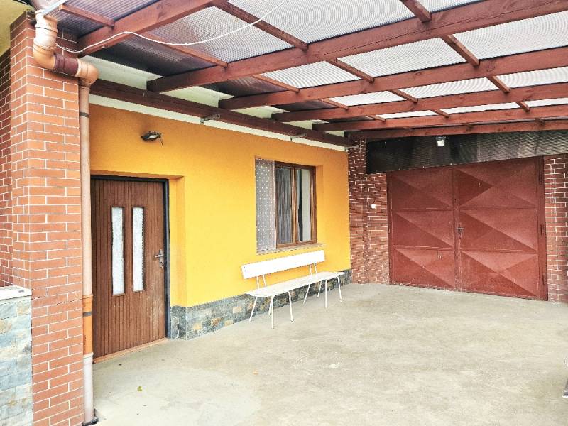 Family house in Cuklasovce in Veľké Držkovce with covered parking and brick cladding.