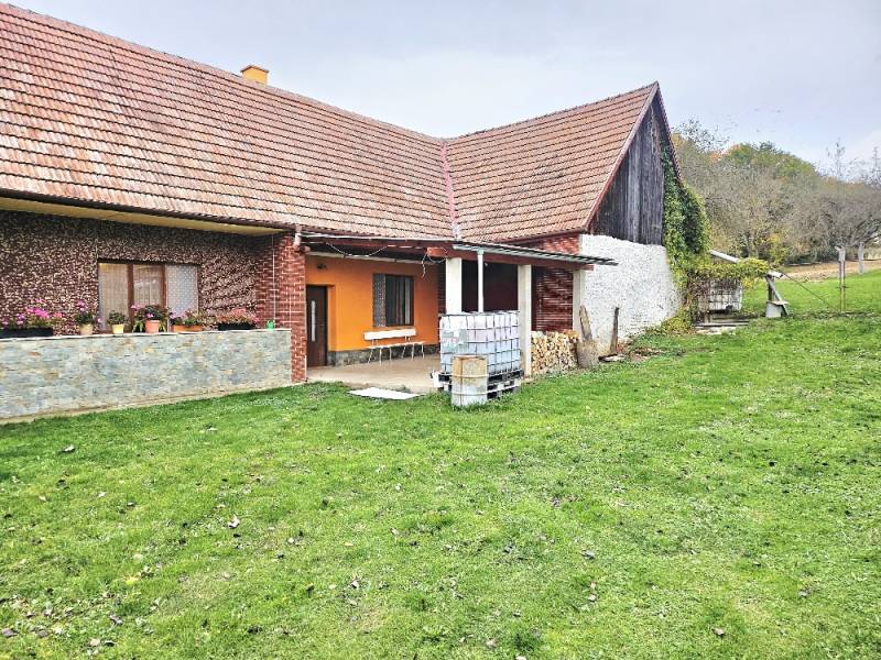 Family house in Cuklasovce, Veľké Držkovce, with a garden and covered terrace.