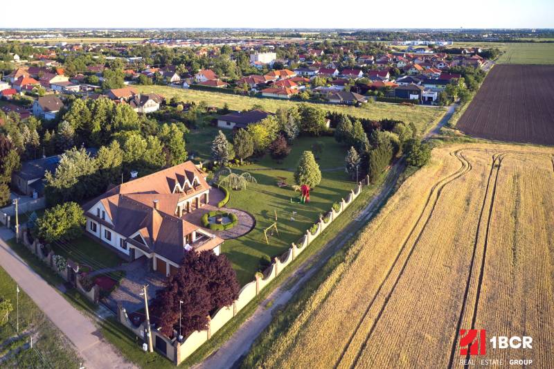 A top view of a villa with an extensive yard on Parková Street in Hviezdoslavov.