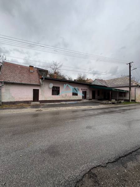 A family house in Plášťovce with a traditional facade and a sloped roof by the main road.