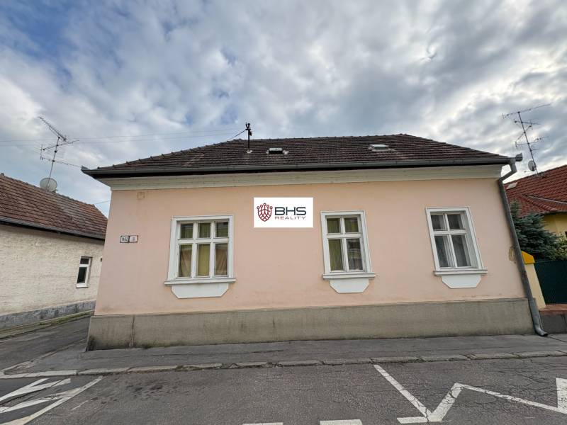 A family house on Hviezdoslavova Street in Piešťany with a pink facade and a hipped roof.