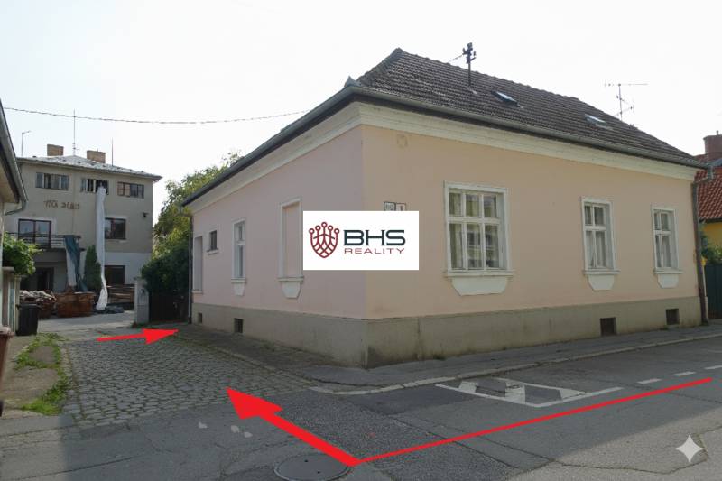 A family house on Hviezdoslavova Street in Piešťany with a pink facade and a sloped roof.