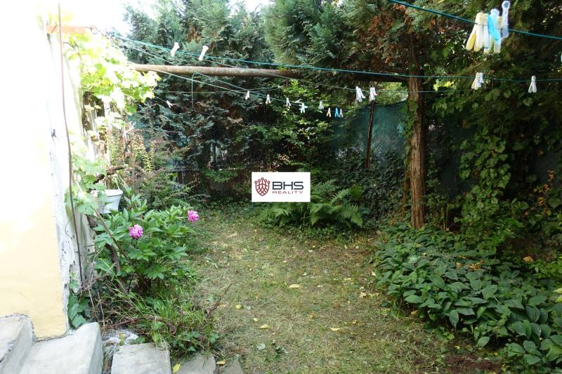 The garden at the family house on Hviezdoslavova Street in Piešťany, with plenty of greenery and clotheslines.