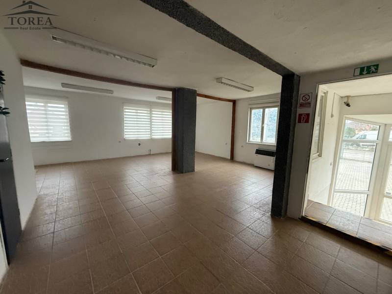 Spacious commercial spaces with ceramic flooring and large windows, ideal for rent.