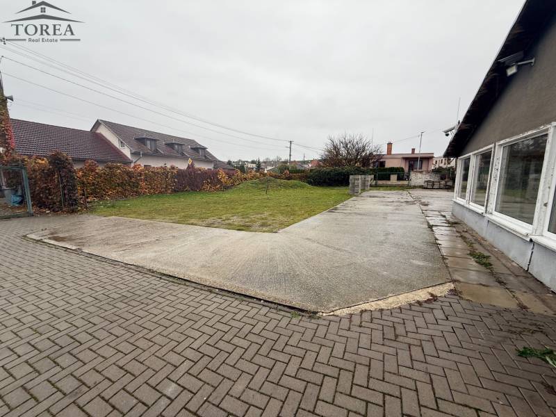 Commercial premises on Dolné Chlebany Street in Dolné Chlebany with a parking lot and a courtyard.