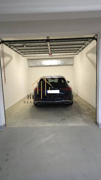 The 3-room apartment includes garage parking with a concrete floor.