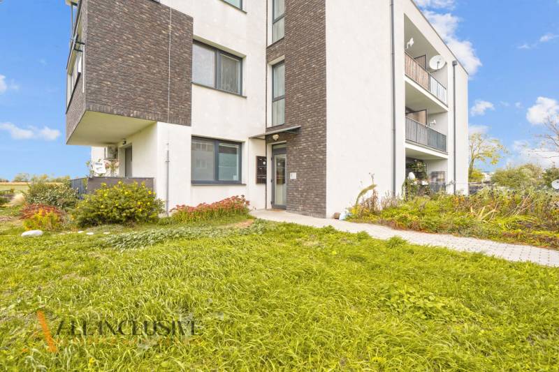 Exterior of a 3-room apartment in Blatná na Ostrove with a garden and terrace.