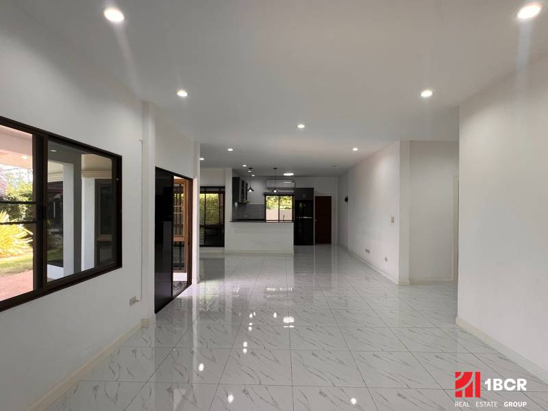 The interior of the villa with a glossy floor and a view of the garden offers bright spaces.