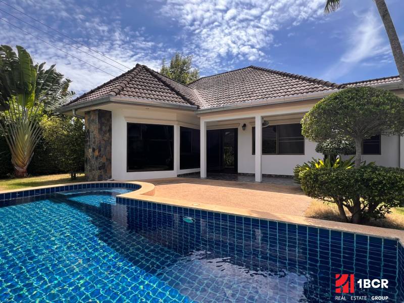 A villa in Pattaya with a pool, surrounded by greenery and a peaceful atmosphere for relaxation.