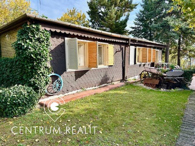 A single-story house surrounded by greenery, Plots - housing, Bratislava - Karlova Ves, Hany Meličkovej.