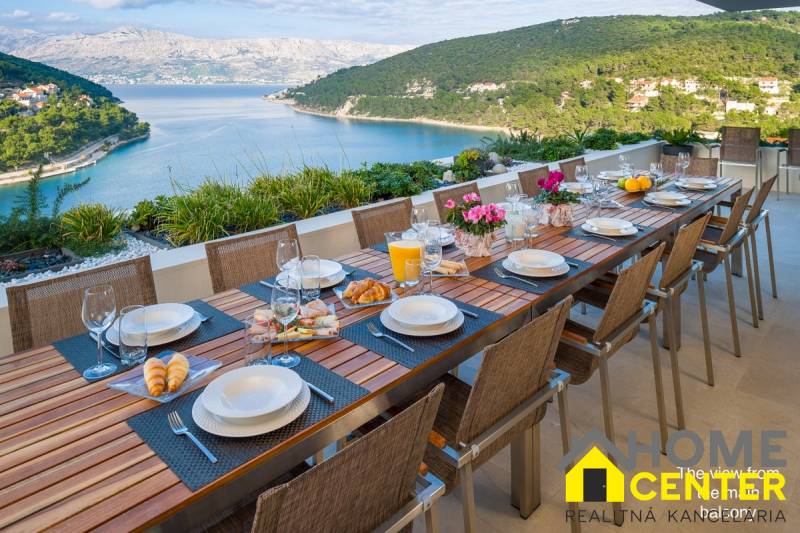 The rooftop terrace of the villa in the town of Bol with a stunning view of the sea and mountains.