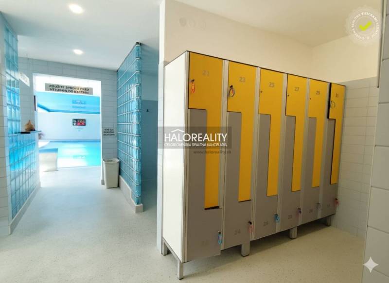 Locker rooms with lockable lockers and a view of the pool in gastro areas.