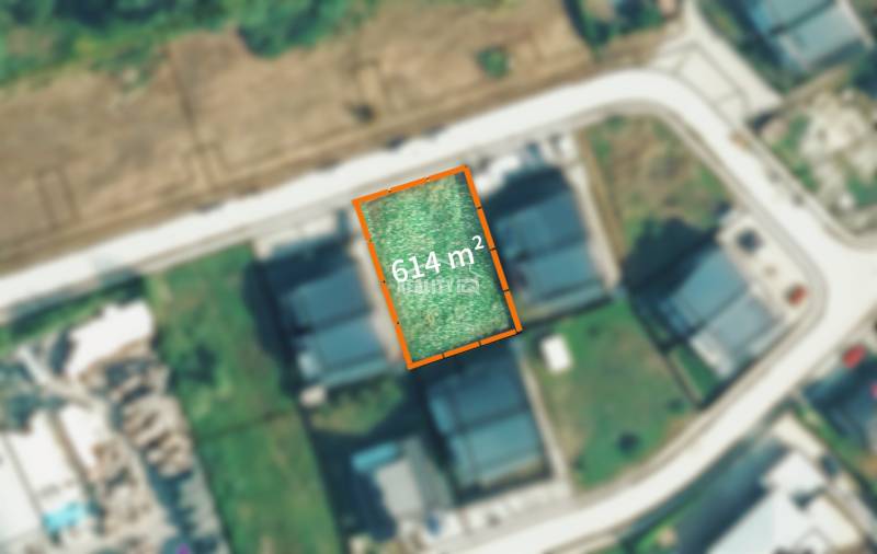 Aerial view of a plot in Bytča with an area of 614 m², designated for residential use.
