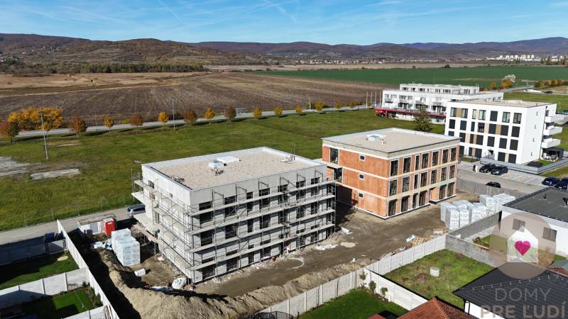 A view of the construction work of a 3-room apartment from Dúhová Street in Slovenský Grob.