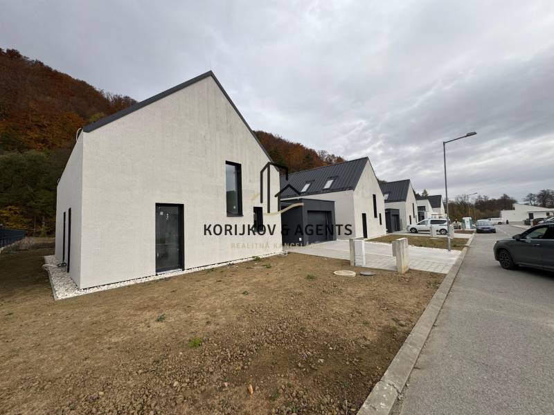 A family house on Pod Drieňovou Street in Kamenica nad Cirochou, terraced housing with cars.