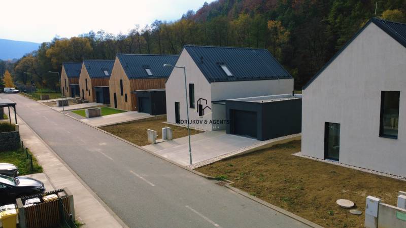 New family houses on Pod Drieňovou Street in Kamenica nad Cirochou with a minimalist design.