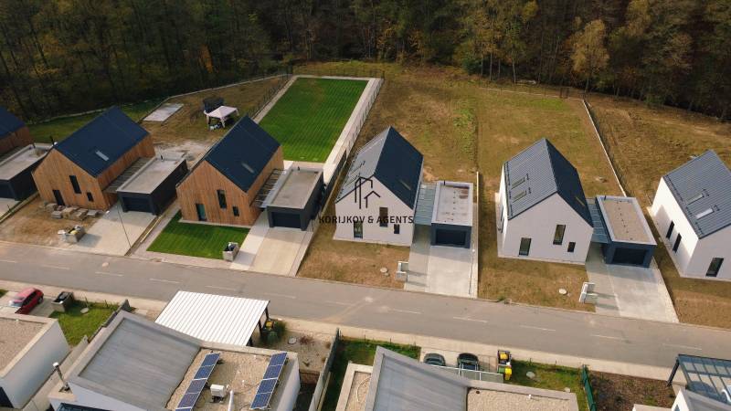 Row houses on Pod Drieňovou Street in Kamenica nad Cirochou surrounded by greenery.