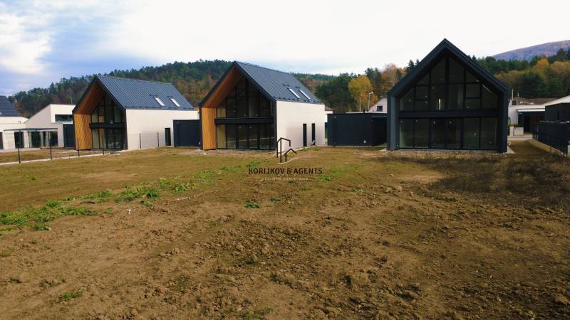 Family houses on Pod Drieňovou Street in Kamenica nad Cirochou, surrounded by nature and greenery.