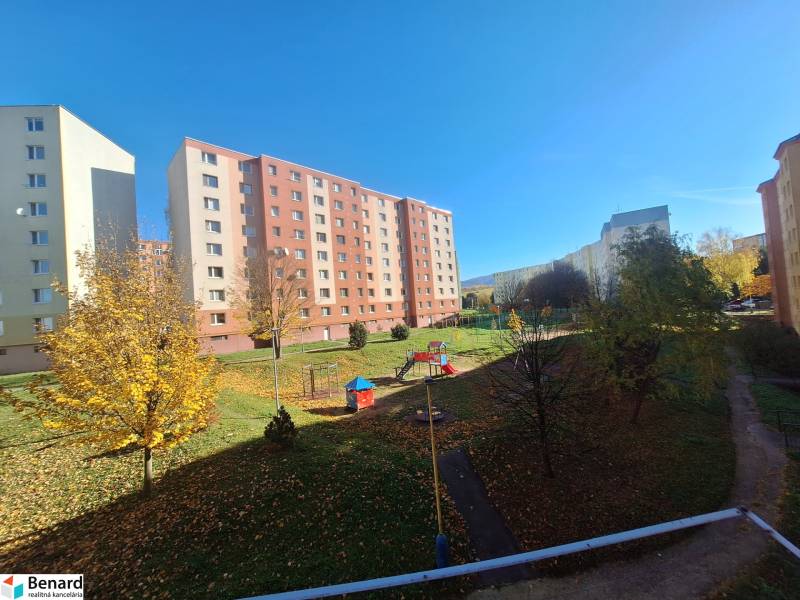 Sídlisko na Federátov v Prešove s ihriskom a jesennou atmosférou, s výhľadom na 3-izbový byt.

The housing estate on Federátov in Prešov with a playground and autumn atmosphere, overlooking a 3-room apartment.