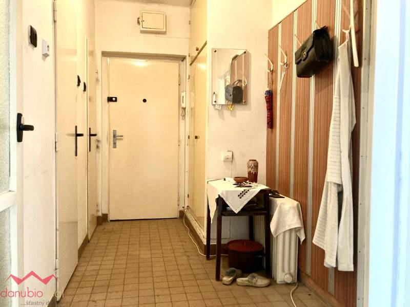 Entrance hallway in a 3-room apartment with a wall-mounted coat rack and a mirror.