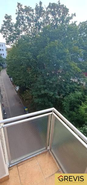A balcony in a 3-room apartment on Sokoloska Street in Bratislava - Old Town with a view of the trees.