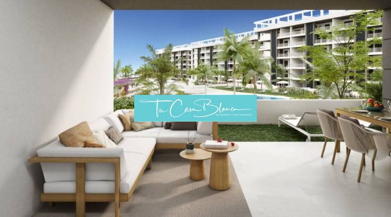 Terrace of a recreational apartment in Torrevieja with a view of the pool and greenery.