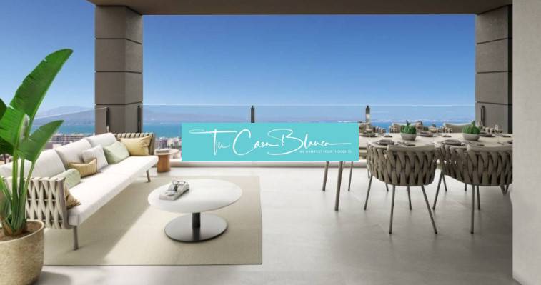 The veranda of the recreational apartment in Torrevieja with a view of the sea and comfortable seating.