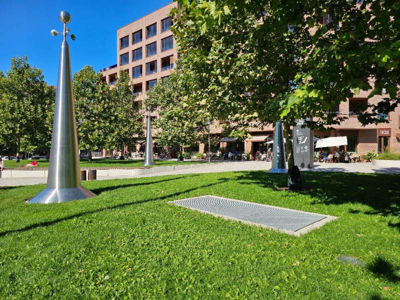 Greenery and metal sculptures in front of the building in Bratislava - Ružinov on Košická Street, 3-room apartment.