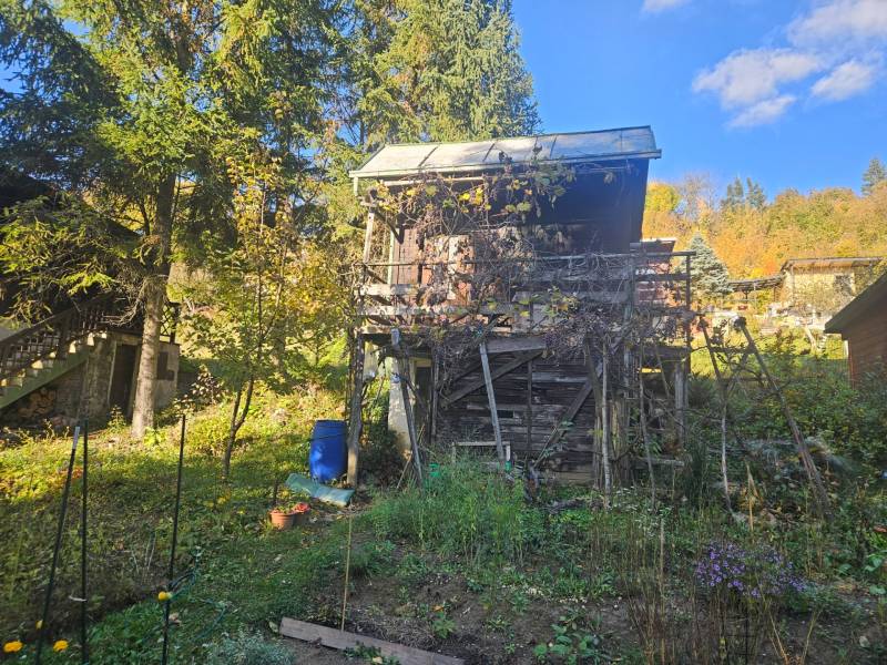 A cottage in Sady pod Dedovcom in Trenčianske Teplice surrounded by greenery and trees.
