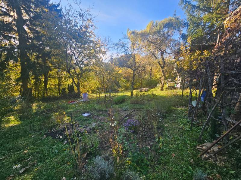 Garden with greenery and benches at the Cottage in Sady pod Dedovcom, Trenčianske Teplice.