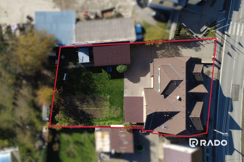 Aerial photograph of a family house in the village of Bolešov surrounded by a garden and a driveway.
