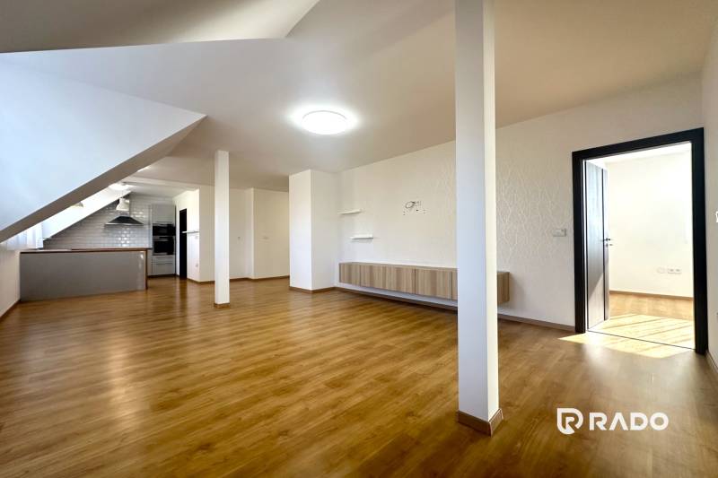 Living room in a family house with a kitchen and a floor with a wooden decor.
