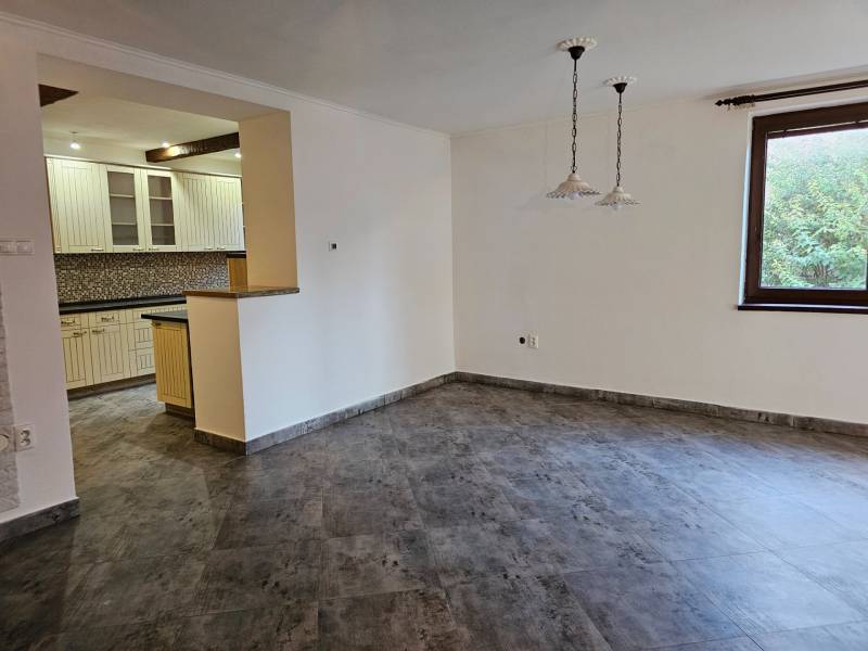Living room with access to the kitchen in a family house, floor with tile decor.