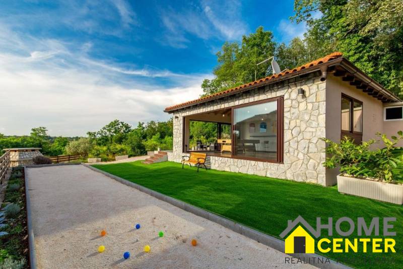 Stone villa in Bale with a pétanque court and a well-maintained garden.