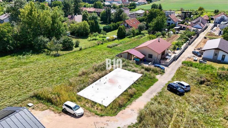 Plots - housing in Čeľadice show a foundation slab between houses and greenery.